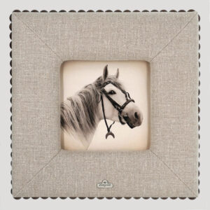 Fotolijst in linnen met koperen siernagels 40x40cm