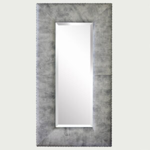 Spiegel met geschaafd leer en handgesmede siernagels 190x100cm